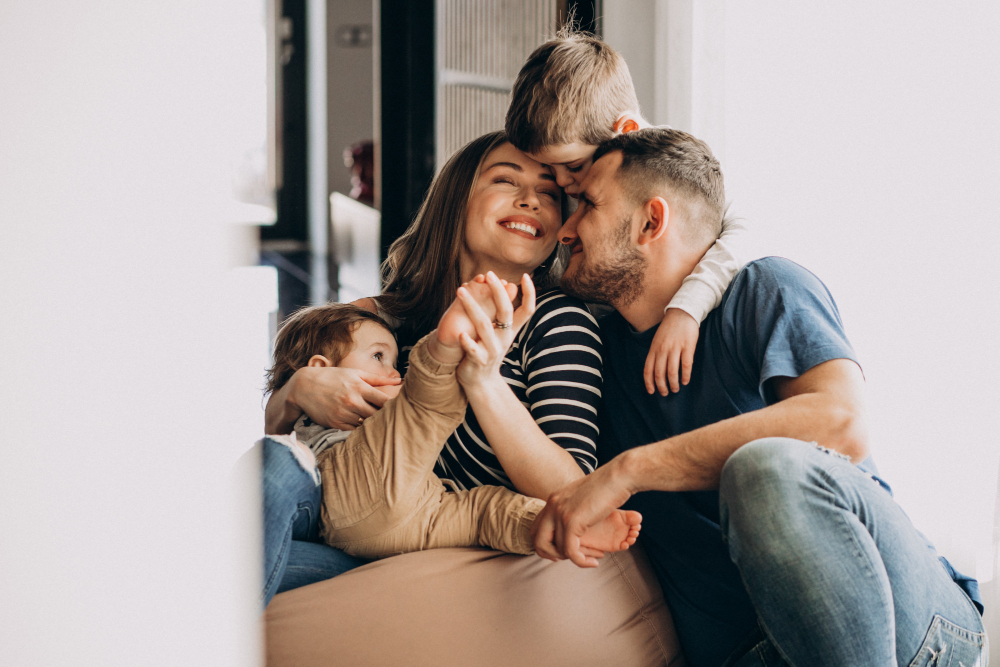 família jovem escolhendo representando seguros de vida